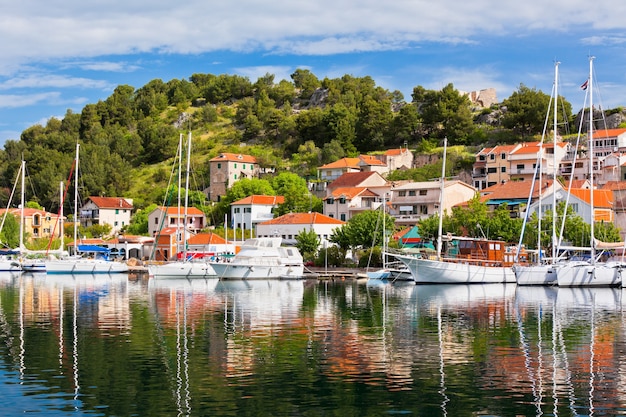 Skradin To Małe Historyczne Miasto I Port Na Wybrzeżu Adriatyku I Rzeki Krka W Chorwacji