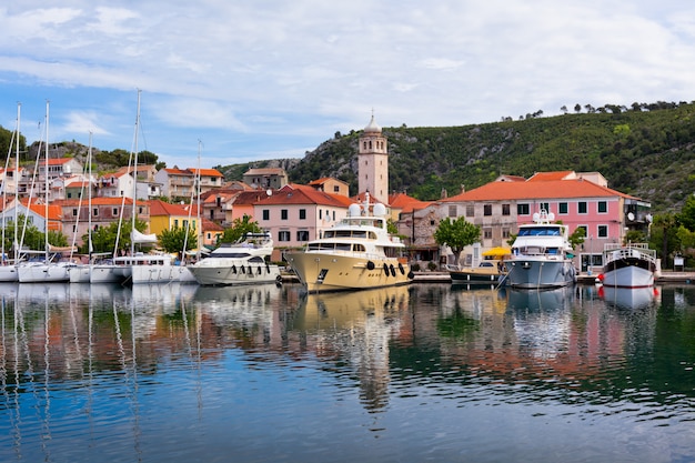 Skradin to małe zabytkowe miasto w Chorwacji