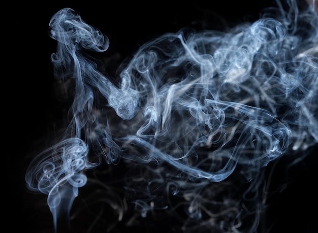 Skręcone pióropusze ruchu dymu dymu na czarnym tle Abstrakcyjne linie dymu
