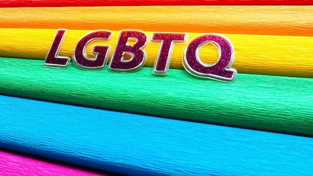 Skrót tekstu litery LGBTQ Fioletowy napis LGBTQ na tle tęczowej flagi