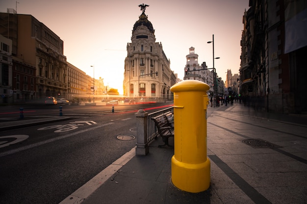 Skrzynka Pocztowa Przy Gran Via, Głównej Ulicy Madrytu, Hiszpania.