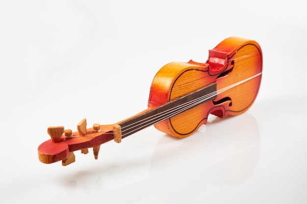 Zdjęcie skrzypce drewniana zabawka (rękodzieło) na białym tle