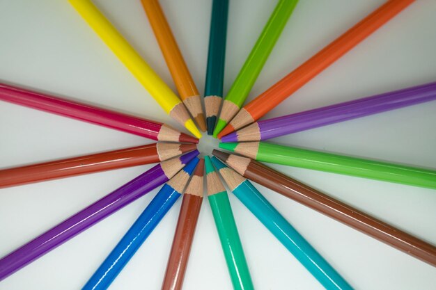 Skup Się Na Zestawach Kolorowych Ołówków W Piórniku Na Białym Tle