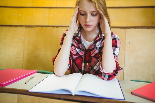 Zdjęcie skupiający się studencki studiowanie na notatniku