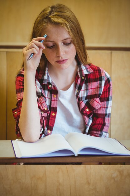 Skupiający się studencki studiowanie na notatniku