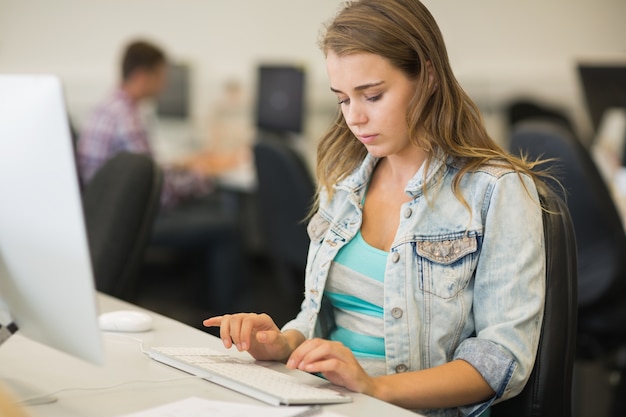 Skupiający Się Studencki Studiowanie W Komputerowym Pokoju