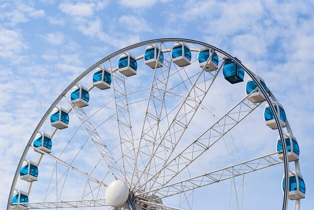 Sky Wheel Na Tle Błękitnego Pochmurnego Nieba, Helsinki, Finlandia