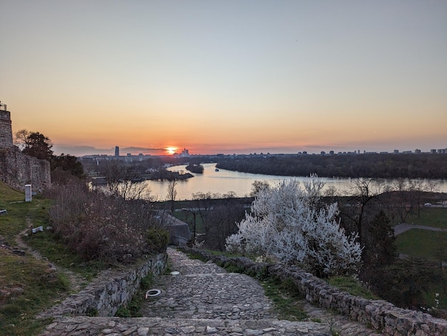 Skyline Belgradu z rzeką Savą przy zachodzie słońca w Serbii