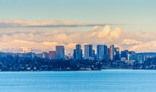 Zdjęcie skyline bellevue w waszyngtonie wieczorem