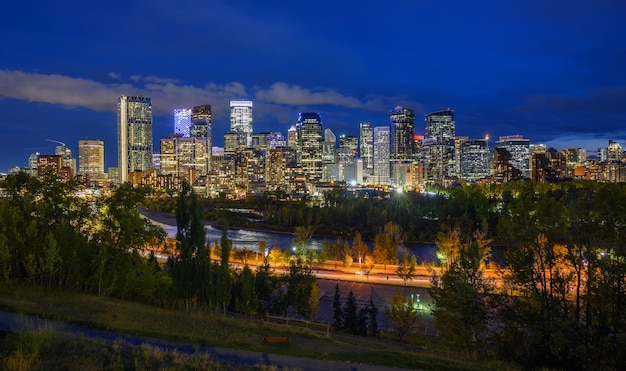 Skyline Calgary z Bow River w Kanadzie w nocy