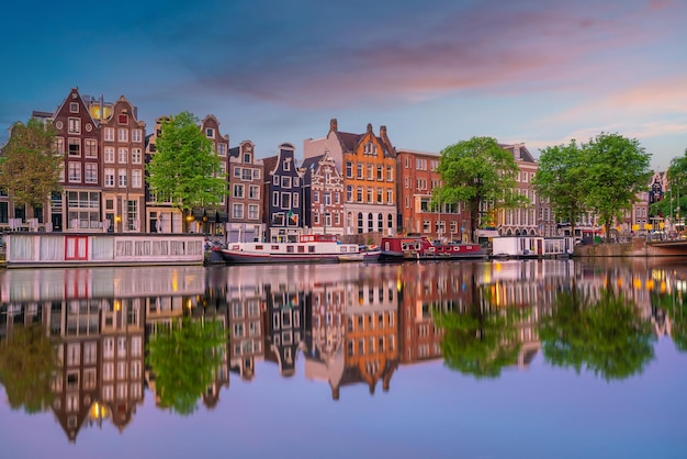 Skyline centrum Amsterdamu Cityscape w Holandii o zachodzie słońca