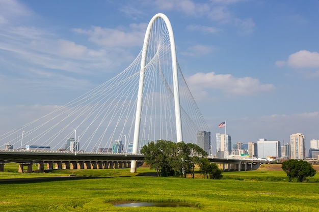 Skyline Dallas przy rzece Trinity i moście Margaret Hunt Hill w Teksasie w Stanach Zjednoczonych