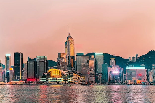 Skyline i Victoria Harbour, Hongkong. Widok z Kowloon na wyspie HK.