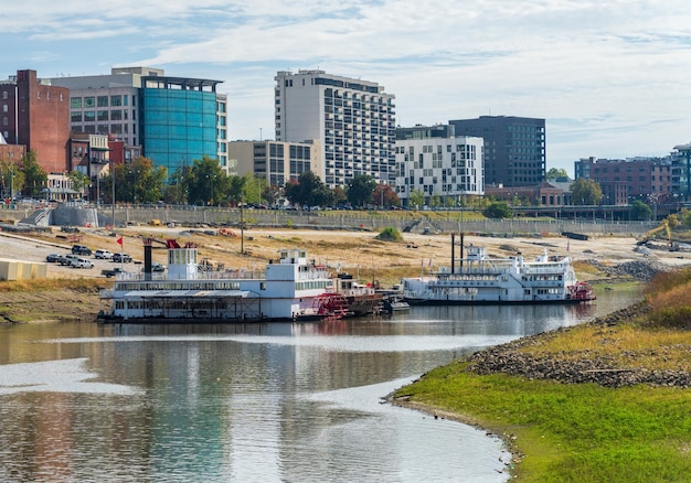 Zdjęcie skyline miasta memphis w tennessee z niską wodą