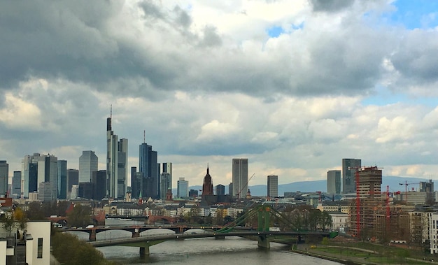 Zdjęcie skyline miasta na chmurnym niebie