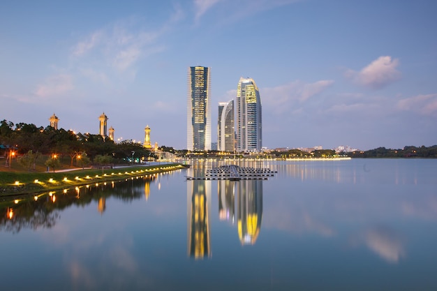 Skyline miasta z nabrzeżem