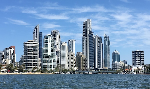 Skyline miasta z nabrzeżem