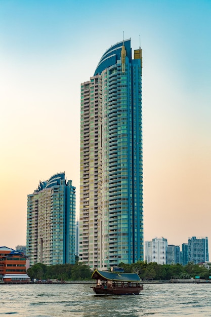 Skyline miasta z nabrzeżem