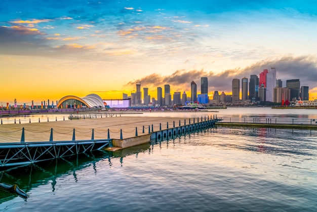 Skyline miejskiego krajobrazu architektonicznego w Qingdao