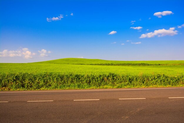 Skyline Pięknego Krajobrazu Wiejskiego Wzdłuż Drogi. Krajobraz Z Niebieskim Niebem. Skopiuj miejsce