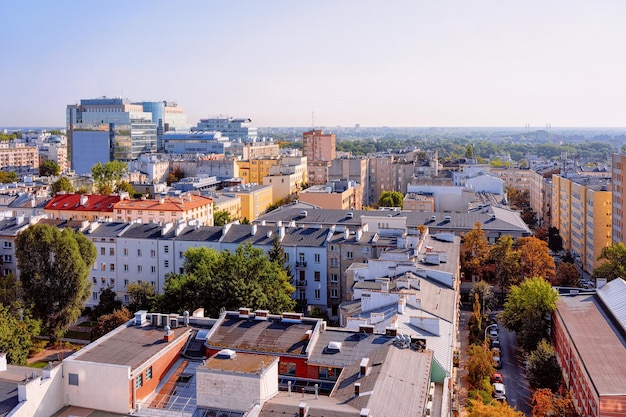 Skyline z dachami domów w centrum Warszawy w Polsce.