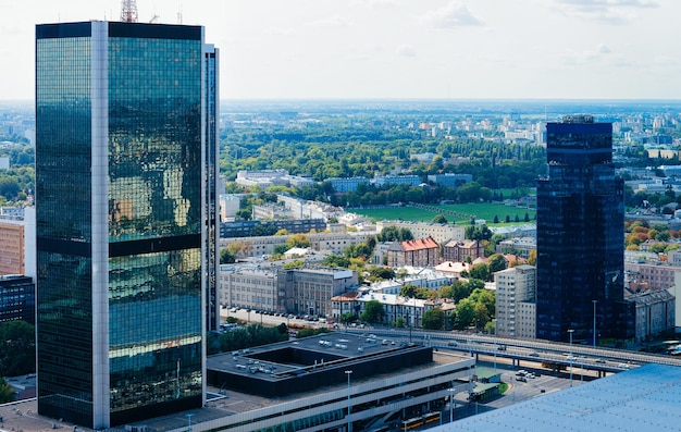 Skyline z nowoczesnymi wieżowcami w centrum Warszawy w Polsce.