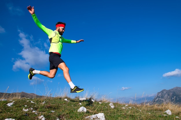 Skyrunner Podczas Skoku Zjazdowego Na Górskich łąkach