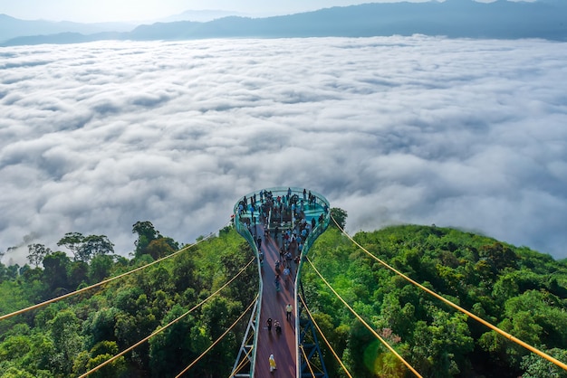 Zdjęcie skywalk w prowincji yala, południowa tajlandia cała droga mleczna piękna poranna mgła, odpowiednia do podróży.
