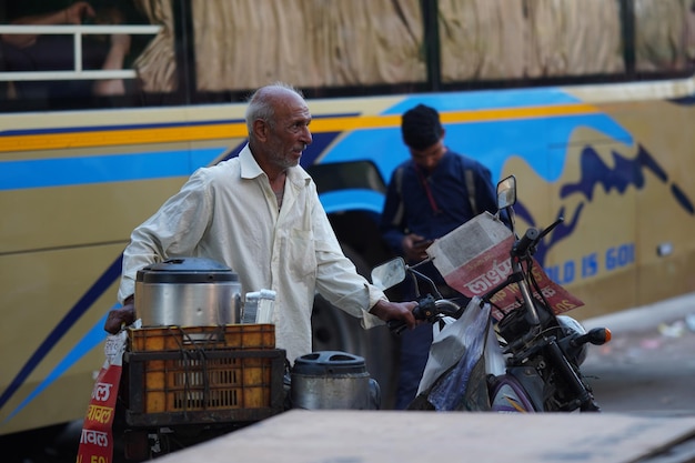 Słaby wizerunek sprzedawcy żywności na rynku indyjskim CP New Delhi Delhi Indie 14 stycznia 2023 r