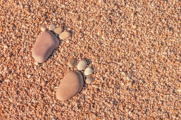 Ślad wykonany z kamyków na piasku