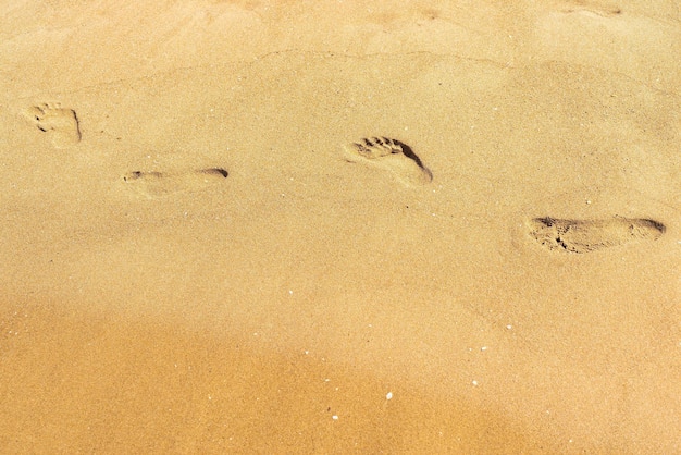 Ślady ludzkich nóg na piasku