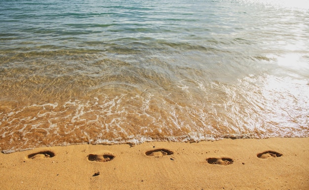 Ślady Na Złotym Piasku ślady Tropikalnej Plaży Z Morskim Piaskiem Na Letnie Wakacje