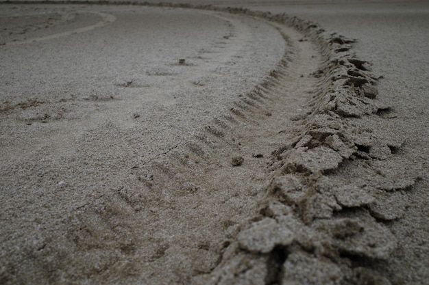 Ślady opon w piasku na plaży
