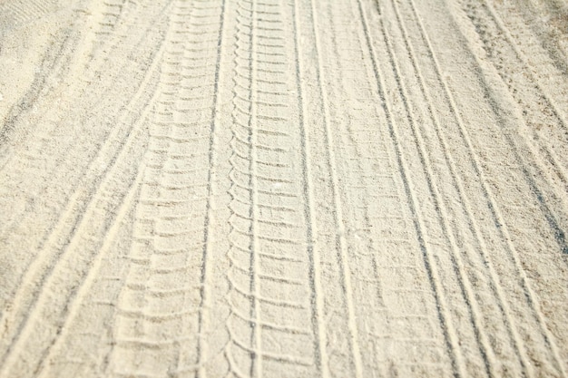 Ślady samochodu na piasku w pobliżu morza w tle przyrody