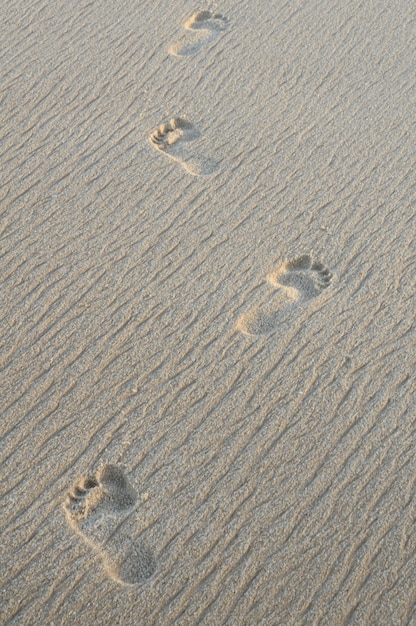Ślady stóp na piasku na plaży