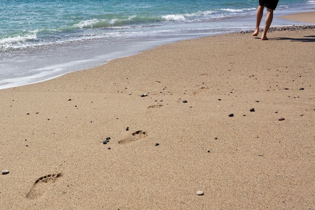 Ślady stóp na piasku na plaży