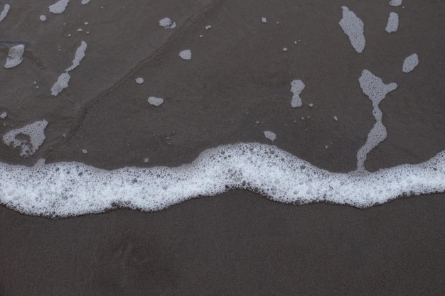 Ślady stóp na plaży podczas zachodu słońca w okresie letnim