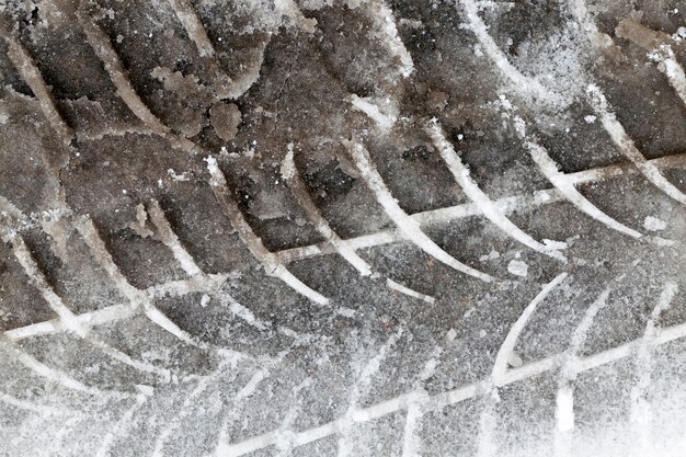 Ślady Z Bieżnika Opony Samochodowej Na śniegu W Sezonie Zimowym