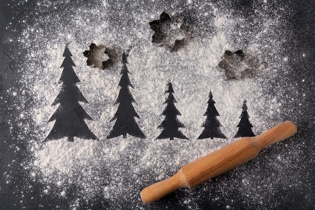 Ślady z szablonu w postaci choinki z mąki świątecznej gotowanie domowe wypieki