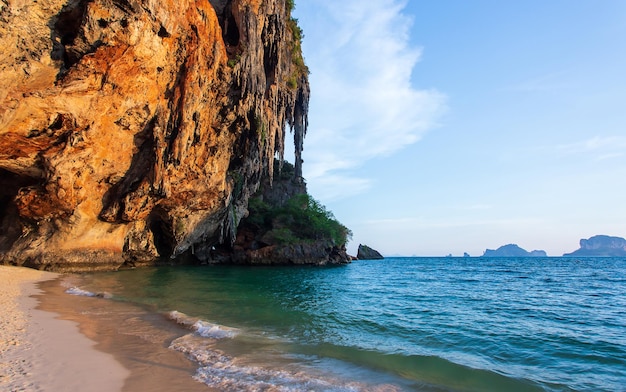 Sławna Phranang jama przy Raylay Railay plażą Krabi Tajlandia