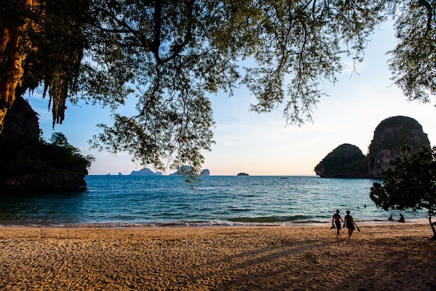 Sławna Phranang jama przy Raylay Railay plażą Krabi Tajlandia