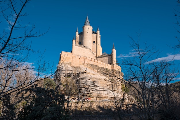 Zdjęcie sławny alcazar kasztel w segovia, castilla y leon, hiszpania.