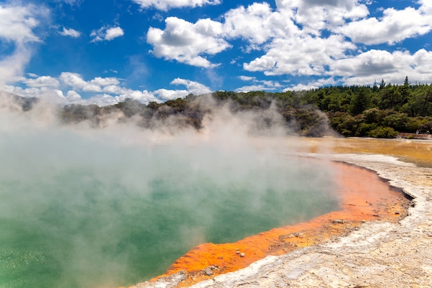 Sławny termalny jeziorny Szampański basen w Wai-O-Tapu thermanl krainie cudów w Rotorua, Nowa Zelandia