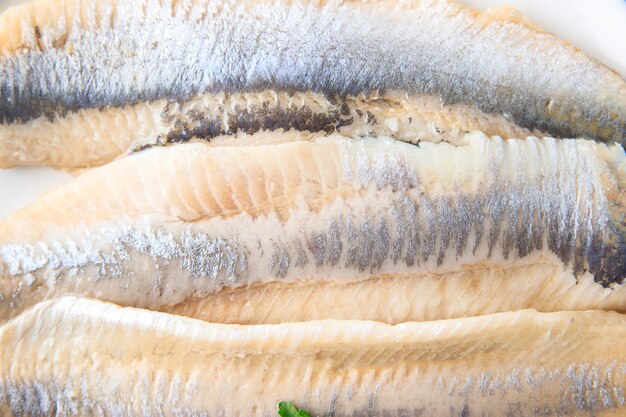 śledź filet z ryby owoce morza porcja gotowy posiłek przekąska na stole kopia przestrzeń jedzenie