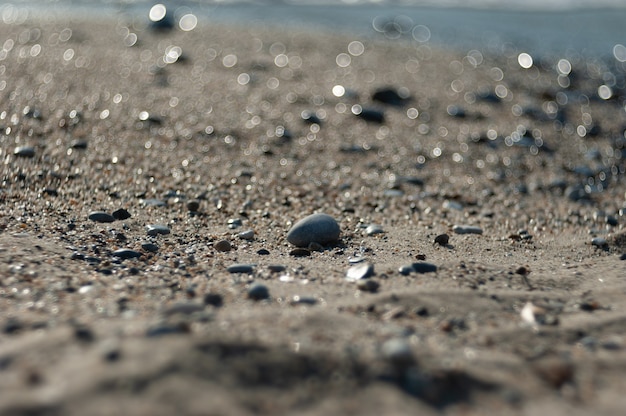 Śledzenie kamieni na plaży w pobliżu morza.