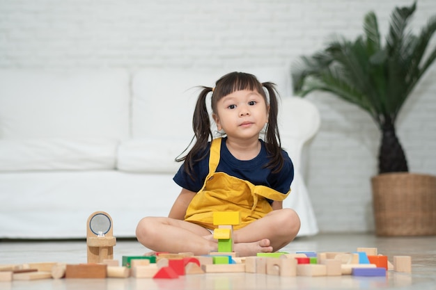 Śliczna Azjatycka Dziewczynka Bawi Się Kolorowymi Klockami Dzieci Bawią Się Zabawkami Edukacyjnymi W Przedszkolu Lub żłobku Kreatywne Granie W Koncepcję Rozwoju Dziecka Maluch Dziecko W Przedszkolu