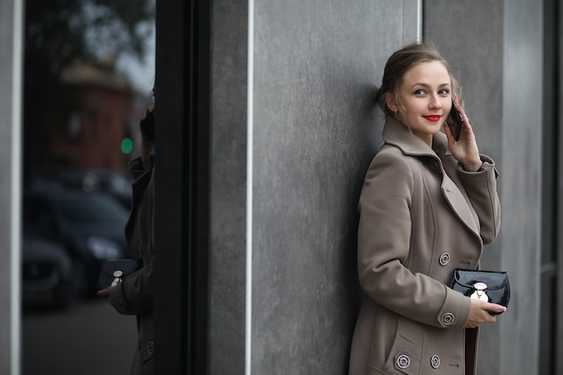 Śliczna bizneswoman idzie na spotkanie biznesowe w kawiarni