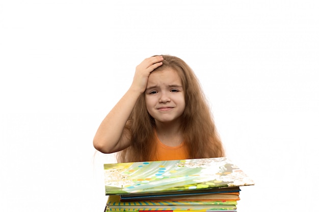 Śliczna caucasian mała dziewczynka z książkami. Portret szkoły. Pojedynczo na białym tle