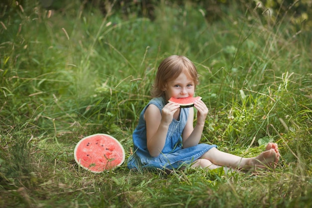 Śliczna dziewczyna je arbuza latem na świeżym powietrzu Zdrowa przekąska dla dzieci