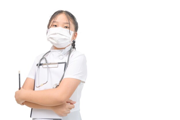 Śliczna dziewczyna lekarz nosić maskę i przytrzymaj formularz medyczny na białym tle na białym tle, koncepcja opieki zdrowotnej